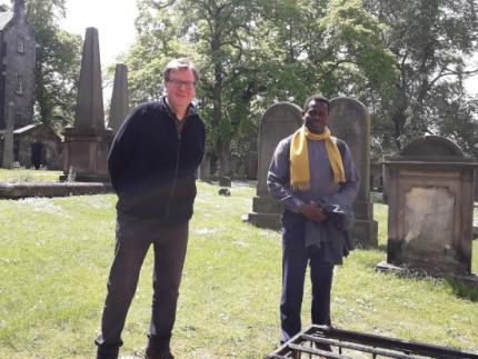 Robin Mitchell showing Dr Onyeka Nubia a mortsafe in Greyfriars cemetery